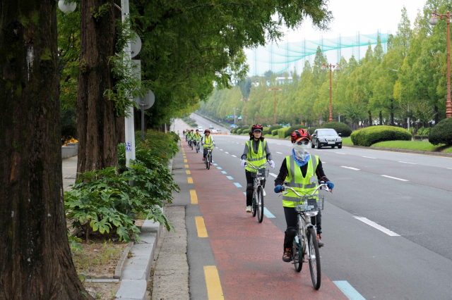 창원레포츠파크 무료 자전거 교육 도로주행 실습 모습. 창원레포츠파크 제공
