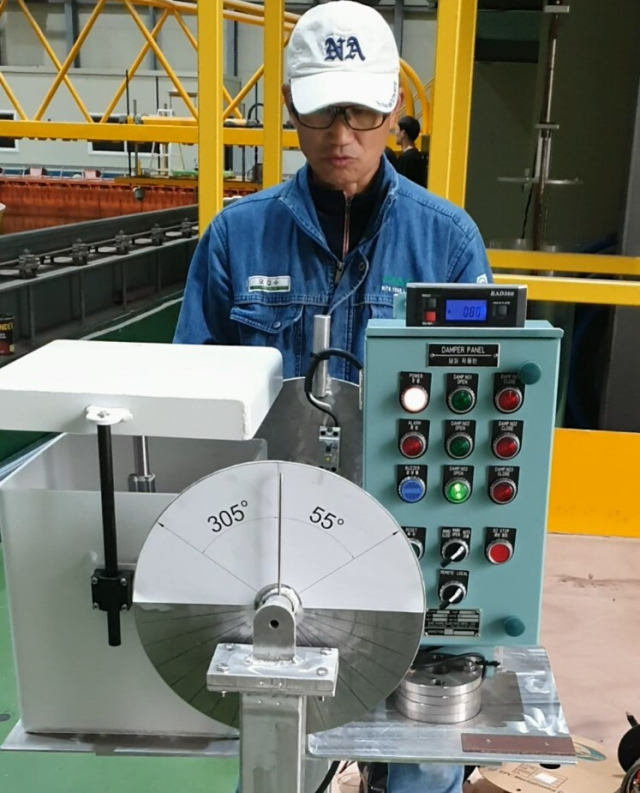 관계자가 자동 수밀 환기 차단 모형을 검증하고 있다. 중소조선연구원 제공