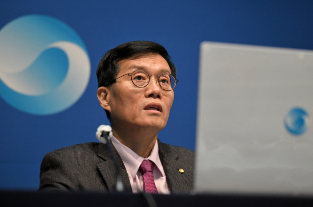 한국은행이 기준금리를 현행 3.50% 수준에서 또 한번 동결했다. 이창용 한국은행 총재가 22일 오전 서울 중구 한국은행에서 열린 금융통화위원회 통화정책방향 기자간담회에서 취재진의 질문에 답하고 있다. 연합뉴스