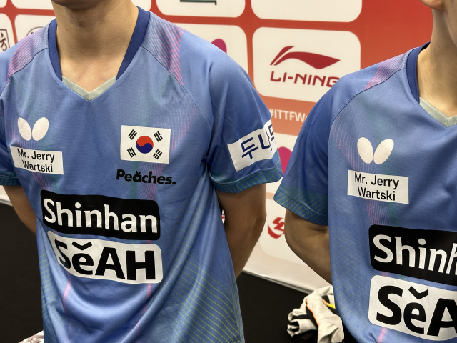 ‘BNK부산은행 2024 부산세계탁구선수권대회’에 출전한 한국 남자대표팀 선수들의 유니폼 오른쪽 가슴에 ‘미스터 제리 월스키(Mr. Jerry Wartski)’란 문구가 선명하다. 이대진 기자