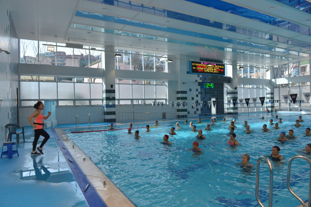 부산 동구국민체육문예센터 수영장에서 노인들이 수업을 받는 모습. 동구청 제공