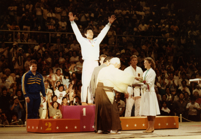 1984년 로스앤젤레스 올림픽 유도(95kg 이하)에서 금메달을 차지한 하형주가 시상식에서 기뻐하고 있다. 대한체육회 제공