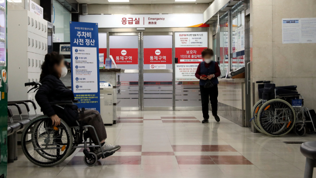 전공의들의 집단행동 사흘째인 22일 부산 서구 부산대학교병원 응급실 앞이 한산한 모습을 보이고 있다. 정종회 기자 jjh@