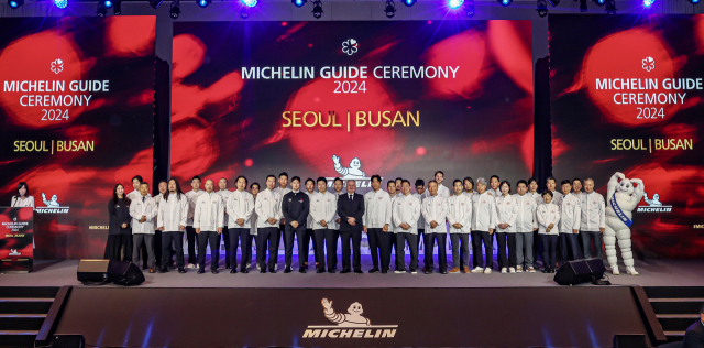 22일 부산 해운대구 시그니엘 호텔에서 미쉐린 가이드에 선정된 레스토랑 셰프들이 기념촬영을 하고 있다. 김종진 기자 kjj1761@