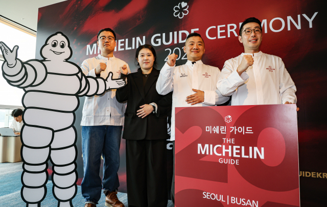 미쉐린 가이드 서울＆부산 2024 레스토랑 셀렉션 발표가 열린 22일 부산 해운대구 시그니엘 호텔에서 부산의 1스타 레스토랑으로 선정된 피오또 이동호·김지혜, 모리 김완규, 팔레트 김재훈(왼쪽부터) 셰프가 기념 촬영을 하고 있다. 올해 첫 발간 도시로 합류한 부산은 1스타 레스토랑 3곳을 비롯해 총 43곳의 레스토랑이 미쉐린가이드에 이름을 올렸다. 김종진 기자 kjj1761@