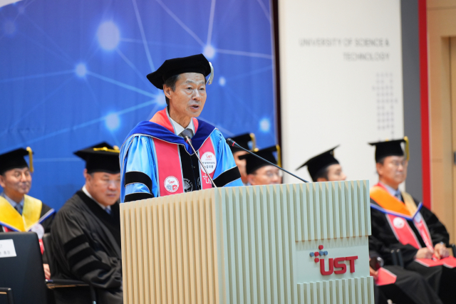 22일 ‘UST 2024년 학위수여식’에서 식사를 하는 UST 김이환 총장. UST 제공