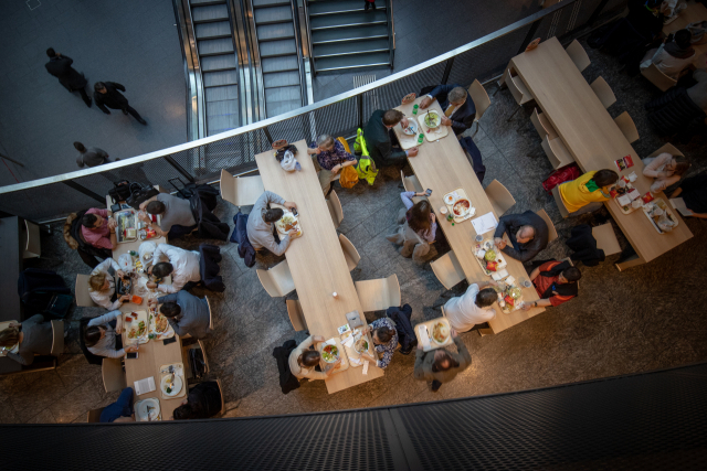 유럽의 한 식당에서 사람들이 음식을 먹고 있다. ⓒ박 로드리고 세희