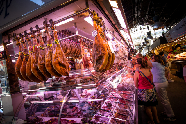 스페인을 상징하는 음식 중 하나인 하몽. 스페인 어디에서나 식품점 앞에 매달린 돼지 허벅다리를 볼 수 있다. ⓒ박 로드리고 세희