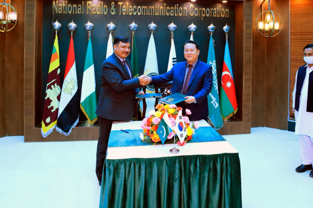 파키스탄의 방위산업체 NRTC 대표 무하드마드 아심 이샤크 준장(왼쪽)과 STS로보테크 김기환 대표(오른쪽)가 양해각서를 체결하고 있다. 에스티에스로보테크