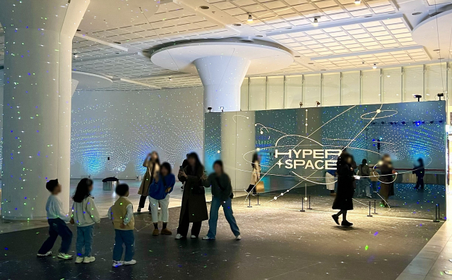 신세계백화점 센텀시티점 지하 2층 하이퍼 그라운드 중앙광장에 새롭게 마련된 '하이퍼 스페이스' 공간. 신세계백화점 제공