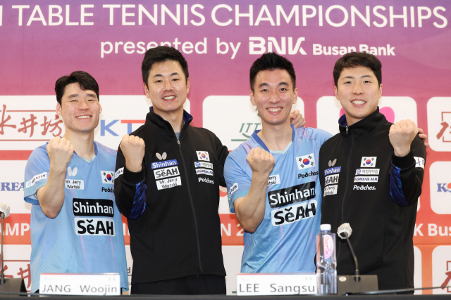 ‘BNK부산은행 2024 부산세계탁구선수권대회’ 준결승전에서 중국과 접전을 펼친 한국 탁구 남자대표팀이 경기 직후 기자회견장에서 주먹을 불끈 쥐어보이고 있다. 부산세계탁구선수권 조직위 제공
