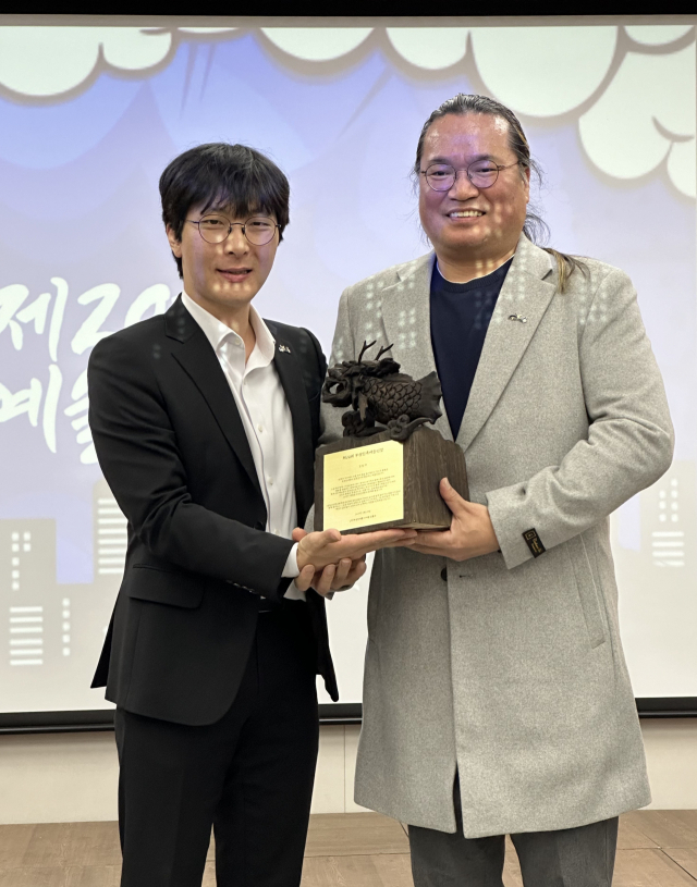 (사)부산민예총 김평수 이사장이 지난 23일 제20회 부산민족예술인상 수상자인 김인수 부산민예총 금정산생명문화축전 집행위원장에게 상패와 상금을 전달한 뒤 기념사진을 찍고 있다. 김은영 기자 key66@