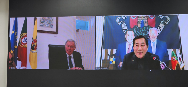 나동연 양산시장이 23일 오후 양산시청 상황실에서 바실리오 오르타 신트라시장과 화상 통화를 하고 있다. 김태권 기자