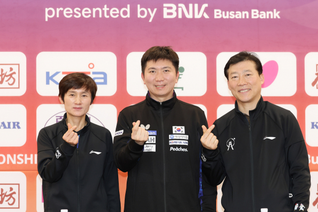 24일 열린 ‘BNK부산은행 2024 부산세계탁구선수권대회’ 결산 기자회견에서 조직위 현정화 공동집행위원장, 유승민 공동위원장, 김택수 사무총장이 손하트를 그려보이고 있다.(왼쪽부터) 부산세계탁구선수권 조직위 제공