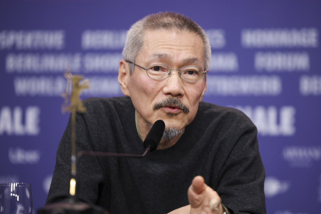 홍상수 감독이 독일 베를린에서 열린 제74회 베를린영화제에서 자신의 신작 '여행자의 필요'에 대해 기자회견을 하고 있다. 연합뉴스