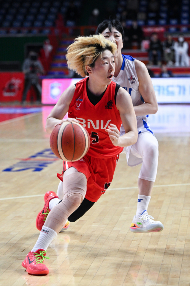 25일 부산 사직실내체육관에서 열린 여자프로농구 BNK와 우리은행의 맞대결에서 BNK 안혜지가 돌파를 시도하고 있다. WKBL 제공