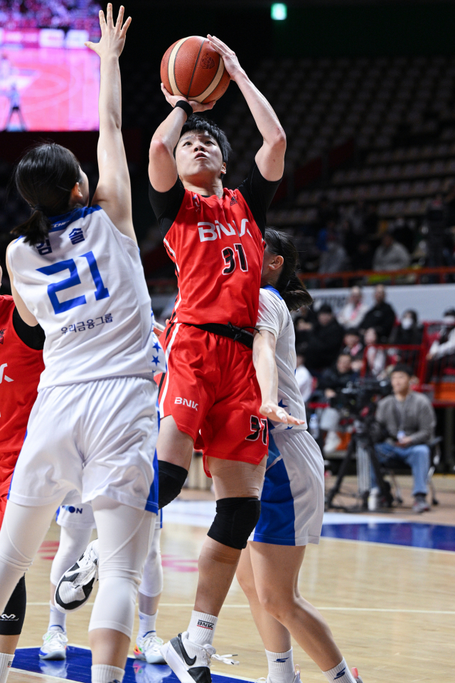 25일 부산 사직실내체육관에서 열린 여자프로농구 BNK와 우리은행의 맞대결에서 BNK 진안이 슛을 시도하고 있다. WKBL 제공