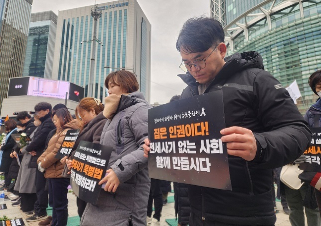 인천에서 2000채가 넘는 주택을 보유하며 전세 사기를 벌인 이른바 '건축왕'으로부터 보증금을 돌려받지 못하고 세상을 등진 피해자의 1주기를 앞두고 24일 서울 종로구 보신각에서 열린 추모제에서 희생자를 추모하는 묵념을 하고 있다. 연합뉴스