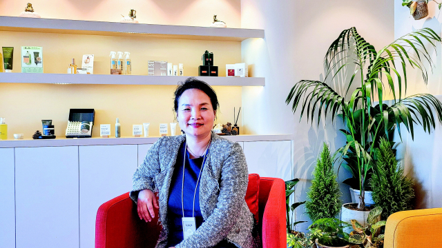 에스엠비웰니스 정영자 대표가 부산 기장군 일광읍 학리마을의 센터에서 웰니스 프로그램을 설명하고 있다. 김동주 기자 nicedj@