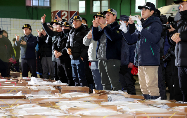 지난달 2일 부산공동어시장에서 새해 첫 경매를 벌이고 있다. 정종회 기자 jjh@