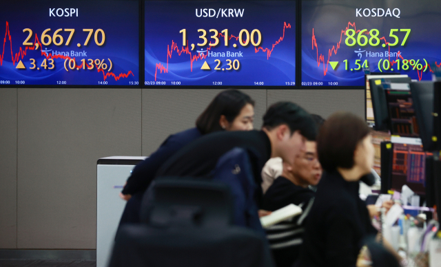 26일 정부의 기업 밸류업 프로그램 발표 이후 시장의 향후 증시 전망이 엇갈린다. 지난 23일 코스피 종가는 밸류업 프로그램 발표 전 ‘숨고르기’ 장세 속에 전 거래일보다 3.43포인트(0.13%) 오른 2667.70을 기록했다. 연합뉴스