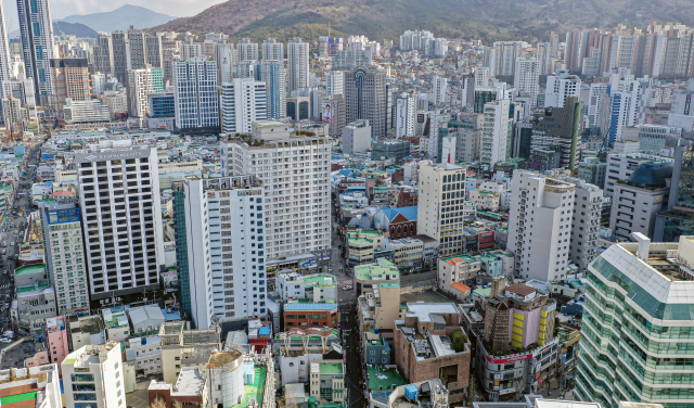 오피스텔 거래 활성화를 위해서는 신축뿐만 아니라 기존 오피스텔도 주택 수에서 제외하는 등 보다 적극적인 대책이 필요하다는 지적이다. 부산진구에 밀집한 오피스텔 건물들의 전경. 김종진 기자 kjj1761@