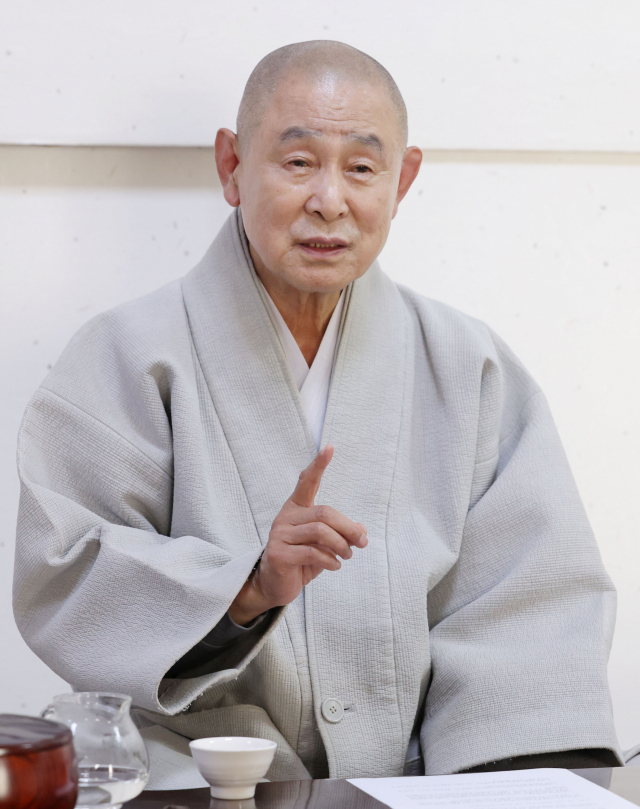 범어사 방장 정여 스님은 “하루 5분, 3분, 1분만이라도 마음을 모으는 명상이 참 좋다”라고 권했다. 정대현 기자 jhyun@