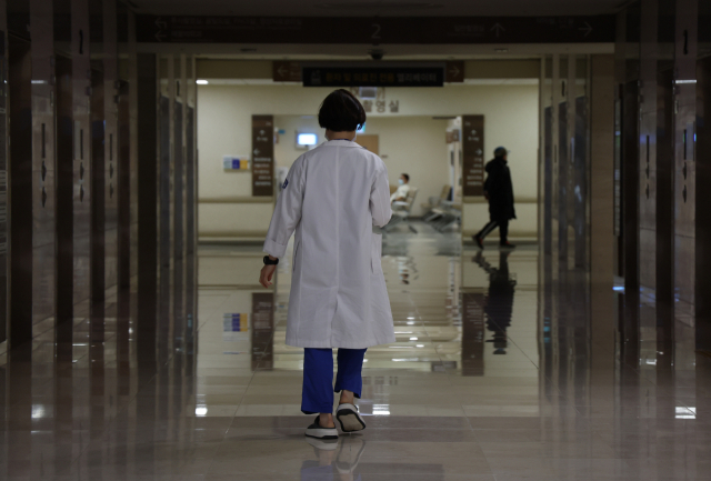 정부의 의대 정원 증원 정책에 반발한 전공의들이 집단 행동을 이어가고 있는 25일 오전 서울 시내 한 대형병원에서 의료진이 이동하고 있다. 연합뉴스