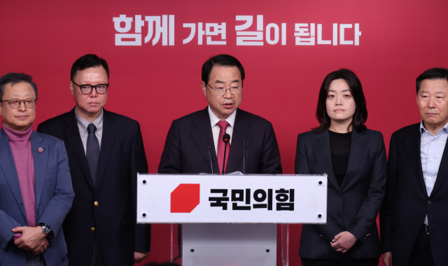 국민의힘 정영환 공천관리위원장과 위원들이 25일 서울 여의도 당사에서 1차 공천 결과를 발표하고 있다. 연합뉴스