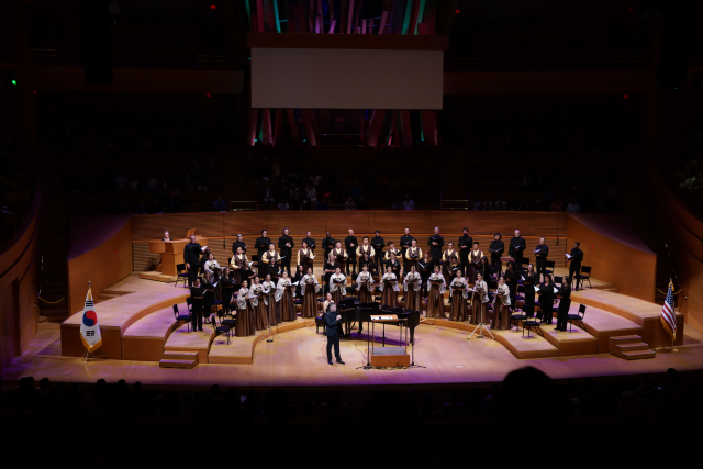 지난해 8월 미국 캘리포니아주 로스앤젤레스 월트디즈니 콘서트홀에서 열린 그랜트 거숀과 부산시립합창단 공연 모습. 부산시립합창단 제공