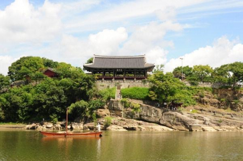 진주 남강 벼랑 위에 우뚝 서 있는 촉석루의 아름다운 풍광. 진주시 제공