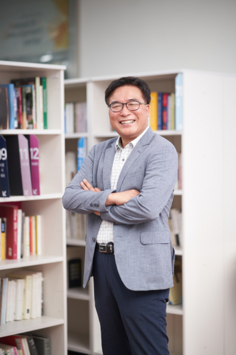 동서대 미디어콘텐츠대 하강진 교수가 십 년 만에 진주 촉석루 문학을 집대성한 진주학 시리즈 세 권을 완성했다. 하강진 제공