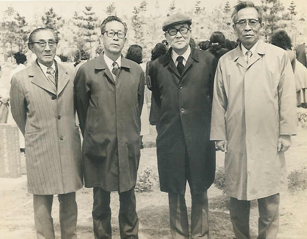 향파 이주홍(왼쪽에서 두 번째)이 요산 김정한(오른쪽)과 함께 찍은 사진. 부산일보 DB