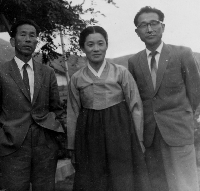 향파 이주홍이 시조 시인 이영도, 소설가 최해군과 함께 찍은 사진. 부산일보 DB