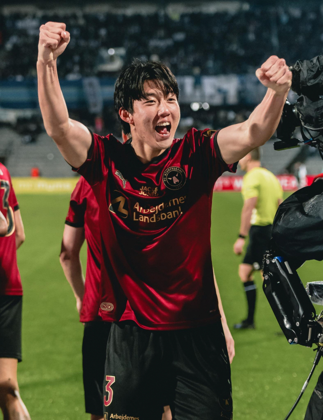 덴마크 프로축구 19라운드 원정 경기에서 2-1로 앞서가는 역전골을 터트린 뒤 환호하는 이한범.(미트윌란 SNS 캡처) 연합뉴스