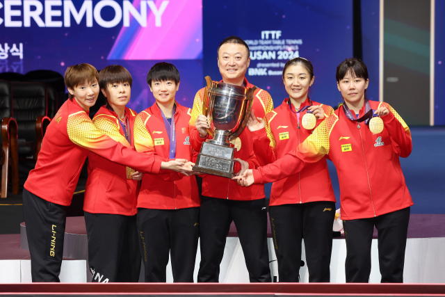 ‘BNK부산은행 2024 부산세계탁구선수권대회’에서 우승을 차지한 중국 여자대표팀이 우승컵(‘코르비용컵’)을 들어올리고 있다. 부산세계탁구선수권 조직위 제공