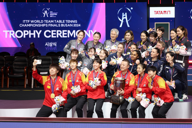 ‘BNK부산은행 2024 부산세계탁구선수권대회’ 여자단체전에서 중국이 금메달, 일본이 은메달, 프랑스와 홍콩이 동메달을 차지했다. 부산세계탁구선수권 조직위 제공
