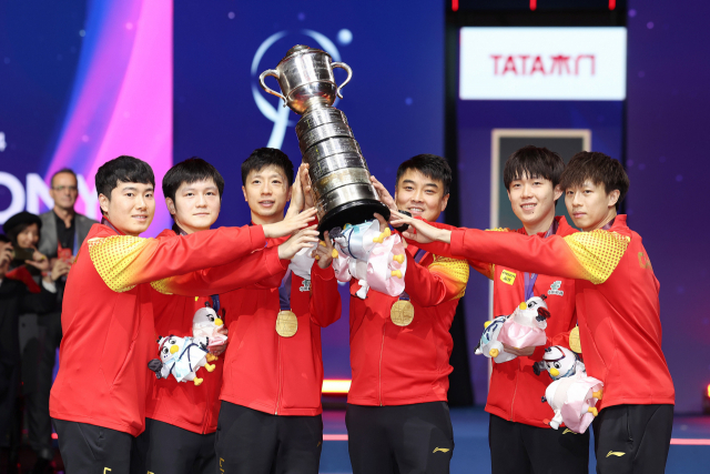 ‘BNK부산은행 2024 부산세계탁구선수권대회’에서 우승을 차지한 중국 남자대표팀이 우승컵(‘스웨들링컵’)을 들어올리고 있다. 부산세계탁구선수권 조직위 제공