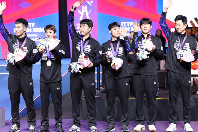 ‘BNK부산은행 2024 부산세계탁구선수권대회’에서 동메달을 목에 건 한국 남자대표팀이 시상식에서 손을 흔들고 있다. 부산세계탁구선수권 조직위 제공