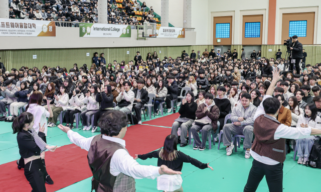 26일 부산 사상구 동서대학교 민석스포츠센터에서 열린 제33회 입학식에 재학생들이 입학 축하 공연을 하고 있다. 김종진 기자 kjj1761@
