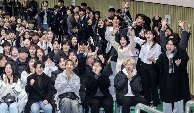 26일 부산 사상구 동서대학교 민석스포츠센터에서 열린 제33회 입학식에 새내기 대학생들이 소속 단과대 응원 구호를 외치고 있다. 김종진 기자 kjj1761@