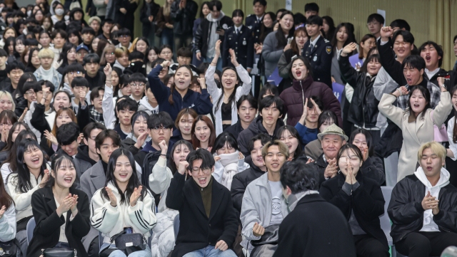 26일 부산 사상구 동서대학교 민석스포츠센터에서 열린 제33회 입학식에 새내기 대학생들이 소속 단과대 응원 구호를 외치고 있다. 김종진 기자 kjj1761@