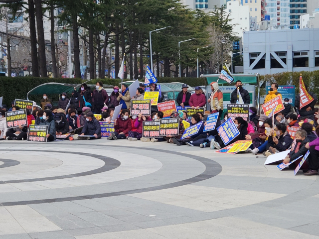 26일 기장군어업인피해대책위 소속 어민 약 450명이 부경대 앞에서 한국수력원자력을 상대로 보상금 지급을 촉구하고 있다. 변은샘 기자 iamsam@