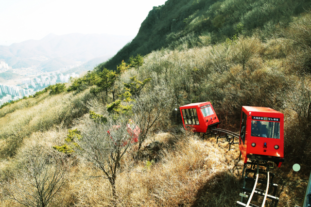 화재 사고로 멈춰 섰던 거제관광모노레일이 3월 1일 운행을 재개한다. 새 운영사인 홍익관광개발(주)은 110억 원을 투자해 시설을 새 단장했다. 이번에 새로 도입된 하이브리드 방식 모노레일 차량. 거제해양관광개발공사 제공