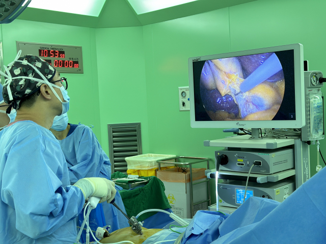 담낭절제술을 하고 있는 해운대부민병원 외과 이태범 과장. 3cm 이상의 담낭 결석과 1cm 이상의 담낭 용종은 암으로 진행될 위험이 있다. 해운대부민병원 제공