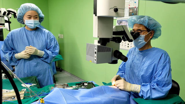 이안과 최봉준 원장이 환자를 수술하고 있다. 이안과 제공