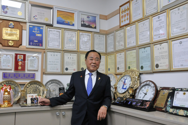 강창순 대표는 자신의 사무실에서 “남과 비교하지 말고 자신의 분수대로 살면서 은행 저축보다 이웃을 먼저 생각하며 나눔을 실천하면 언젠가는 좋은 날이 온다”고 말했다.