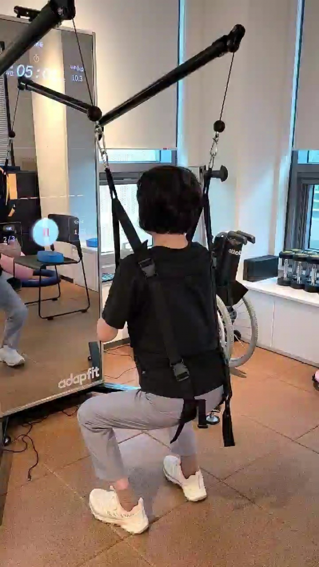 ICT기술에 기반한 최첨단 운동기구인 ‘어댑핏플러스’는 실버세대를 대상으로 맞춤형 운동처방을 제공한다. 하루하루움직임연구소 제공