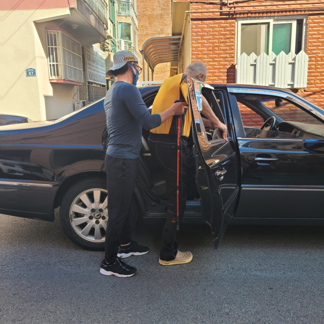 초단기일거리 매칭 플랫폼 ‘헬퍼잇’을 통해 많은 실버세대가 ‘헬퍼’로 활약. 양질의 일자리로 안정적인 노후를 준비하고 있다. 불타는고구마 제공