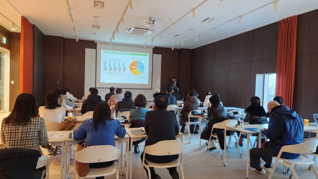 5060세대를 위한 온·오프라인 플랫폼 ‘웨이어스’는 노후 대비 강연, 특강을 진행하며 액티비 중장년층에게 즐길거리를 제공하고 있다. 웨이어스 제공